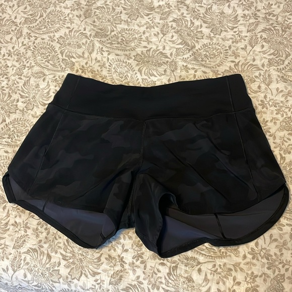 EUC Lululemon Speed Up Mid-Rise Lined Short Black Camo size 6 tall - Picture 2 of 6